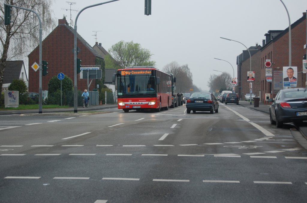 SETRA-Bus der DB Rheinland unterwegs auf der Liene 864 an der Einmndung der Zoppenbroicher in die Liedberger Landstrae in Mnchengladbach Giesenkirchen. 8.4.2010
