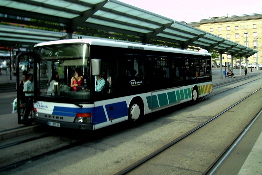 Setra Bus. Die Aufnahme des Foto war am 12.07.2010 in Saarbrcken am Hauptbahnhof.
