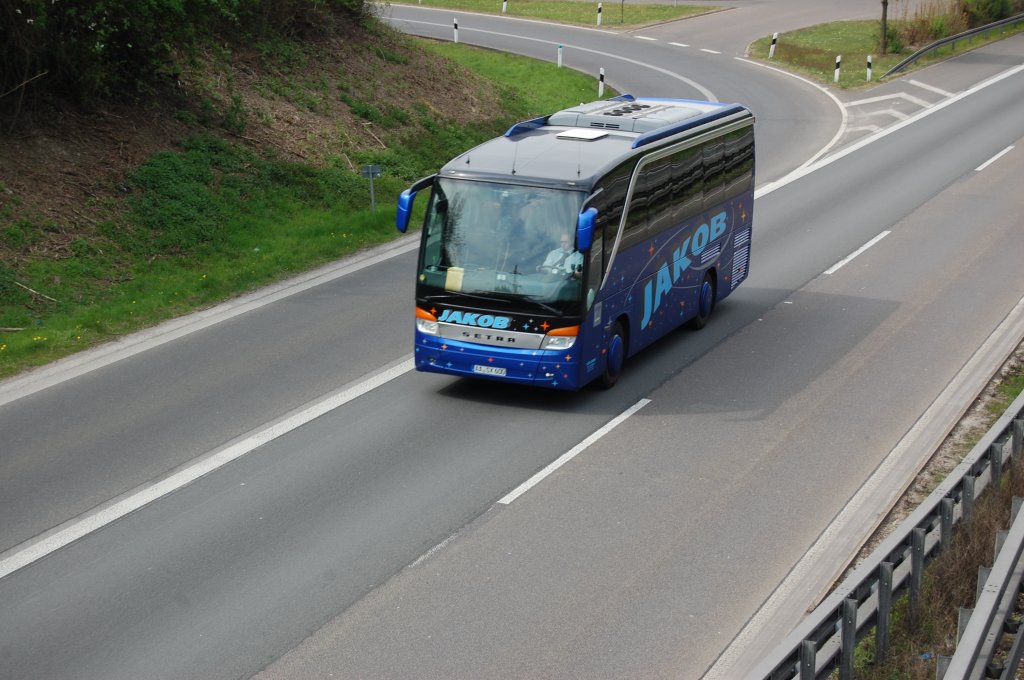 SETRA-Bus der Firma Jakob auf der Autobahn A61 in Richtung Sden an der Abfahrt Rheydt. 25.3.2010