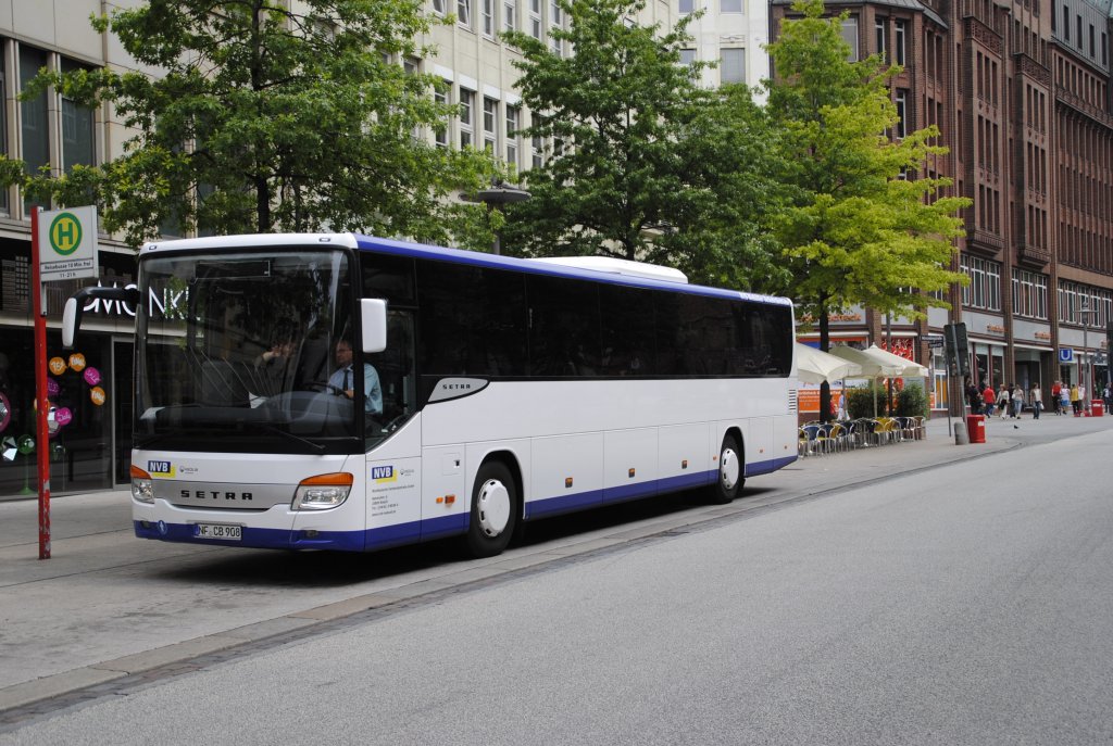 Setra Bus, im Hamburg/Rathausmarkt am 01.08.2010. Der Bus kommt aus Nielbll.