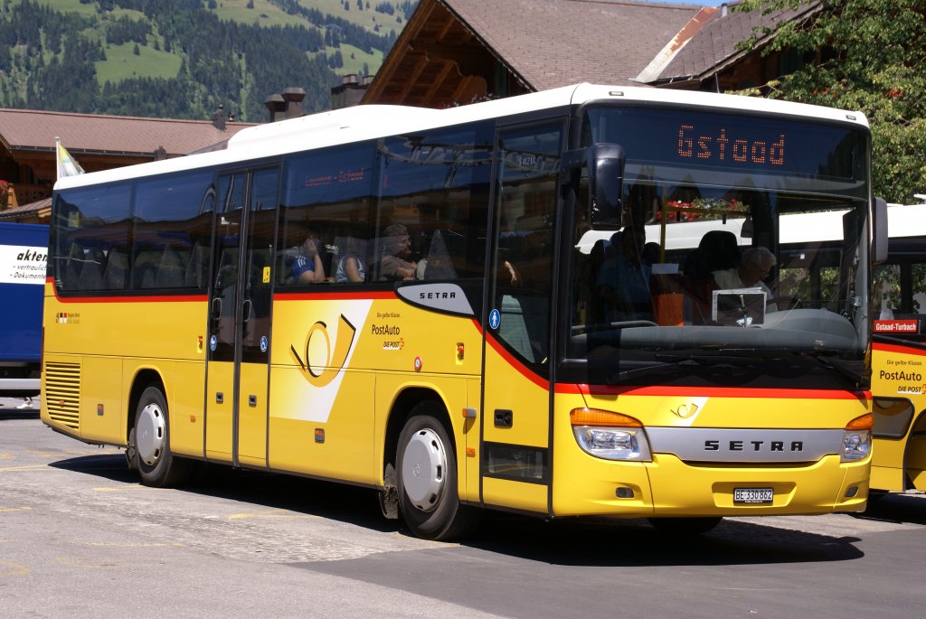 Setra Bus der Post BE 330862 am Bahnhof in Gstaad. Die Aufnahme stammt vom 29.07.2009.
