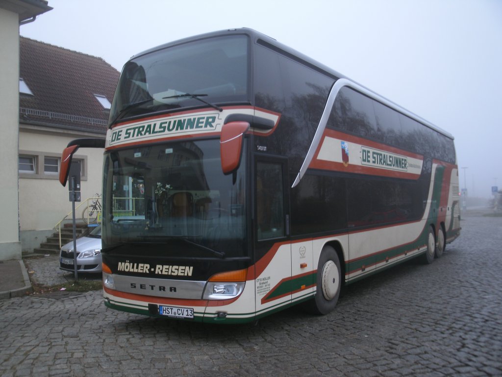 SETRA Doppeldecker S431 DT,am 21.November 2012,vor dem Bahnhof in Binz.