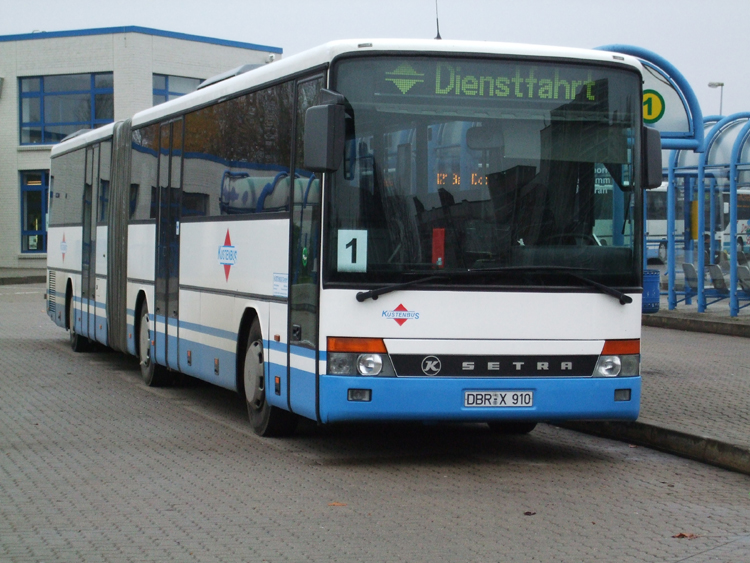 Setra Gelenkbus steht als Dienstfahrt in Höhe Haltestelle Rostock Hauptbahnhof/Süd abgestellt.(10.11.10)