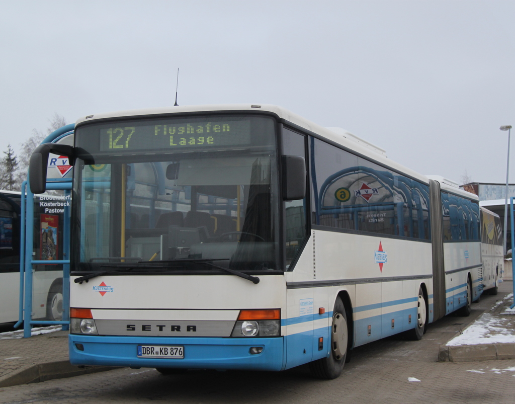 Setra Gelenkbus steht als Linie 127 von Rostock Hauptbahnhof Sd zum Flughafen Rostock-Laage  in Hhe ZOB Rostock Hbf/Sd abgestellt.26.01.2013