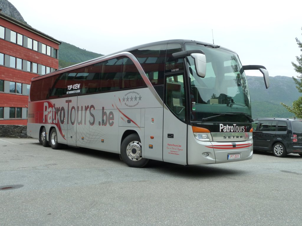 Setra von  PatroTours  steht am Hotel Stahlheim/Norwegen, Juli 2011