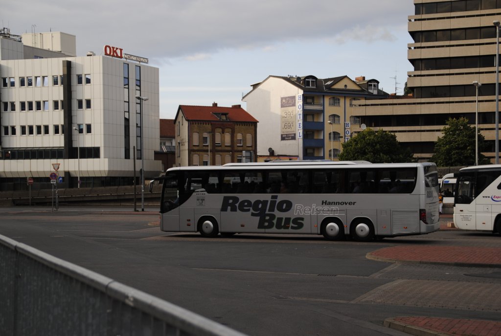Setra Reisebus am ZOB in Hannover am 26.07.2010.
