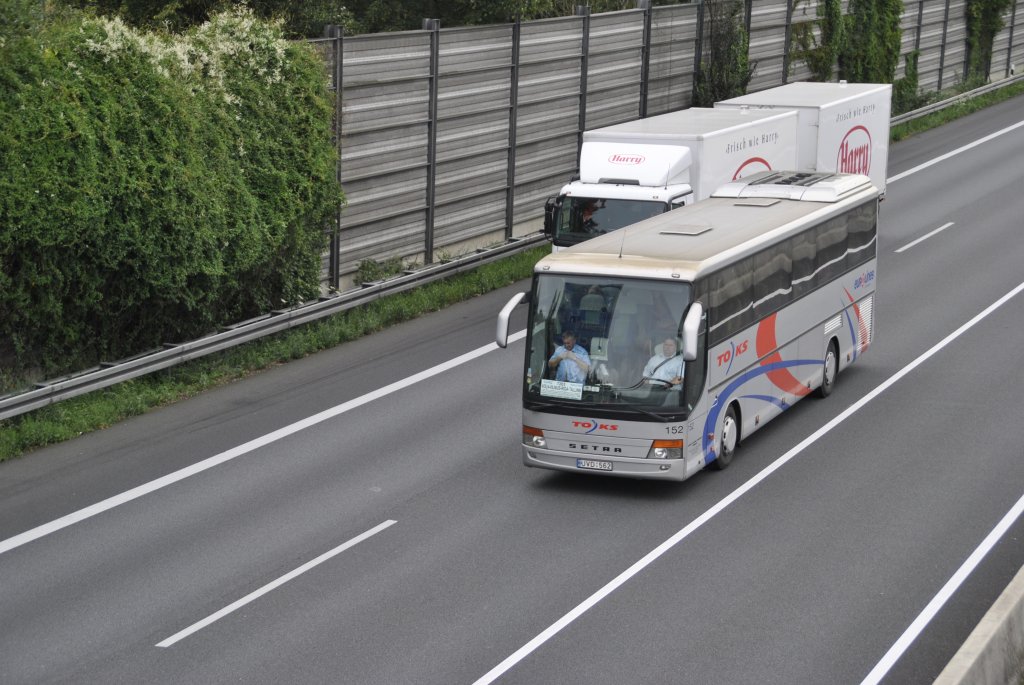 Setra Reisebus auf der A2 bei Lehrte, am 21.07.2011.