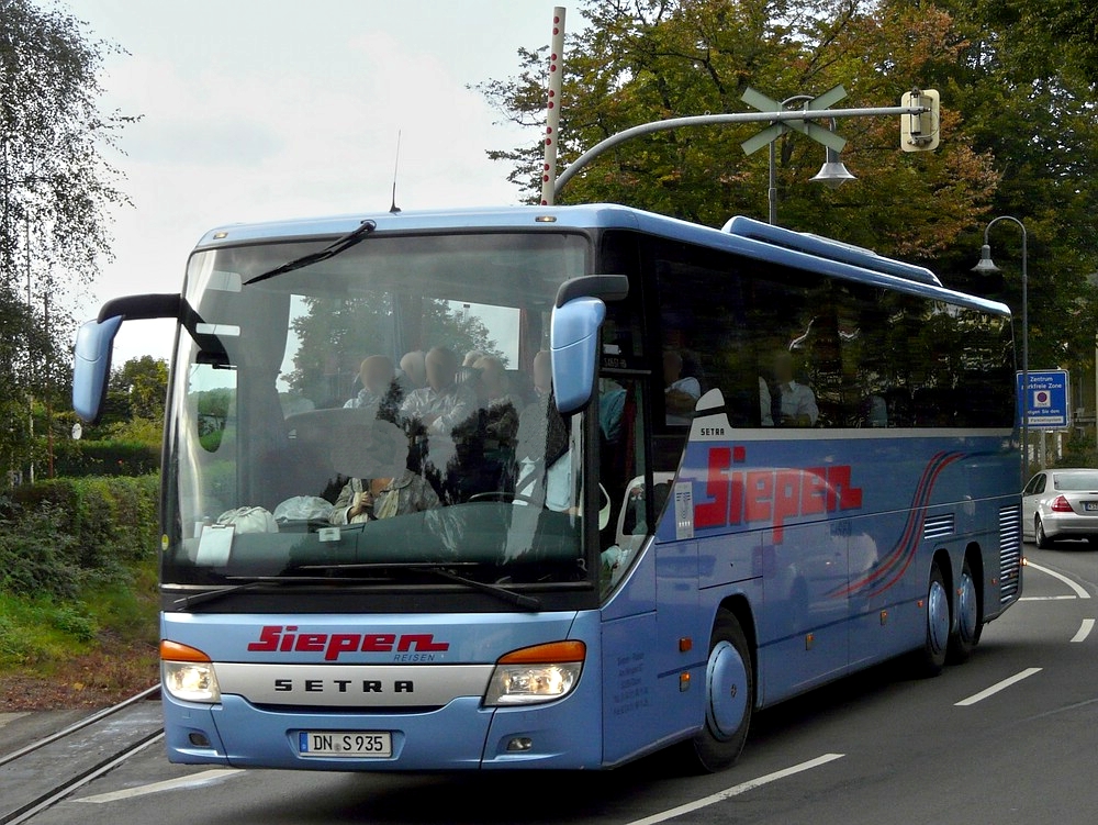 Setra Reisebus der Firma Siepen aus Dren aufgenommen am Bahnbergang in Binz am  22.09.2011.