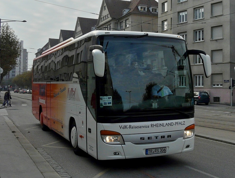 Setra Reisebus in der Nhe der Straenbahnhaltestelle Jean Jaurs in Strasbourg aufgenommen am 30.10.2011.