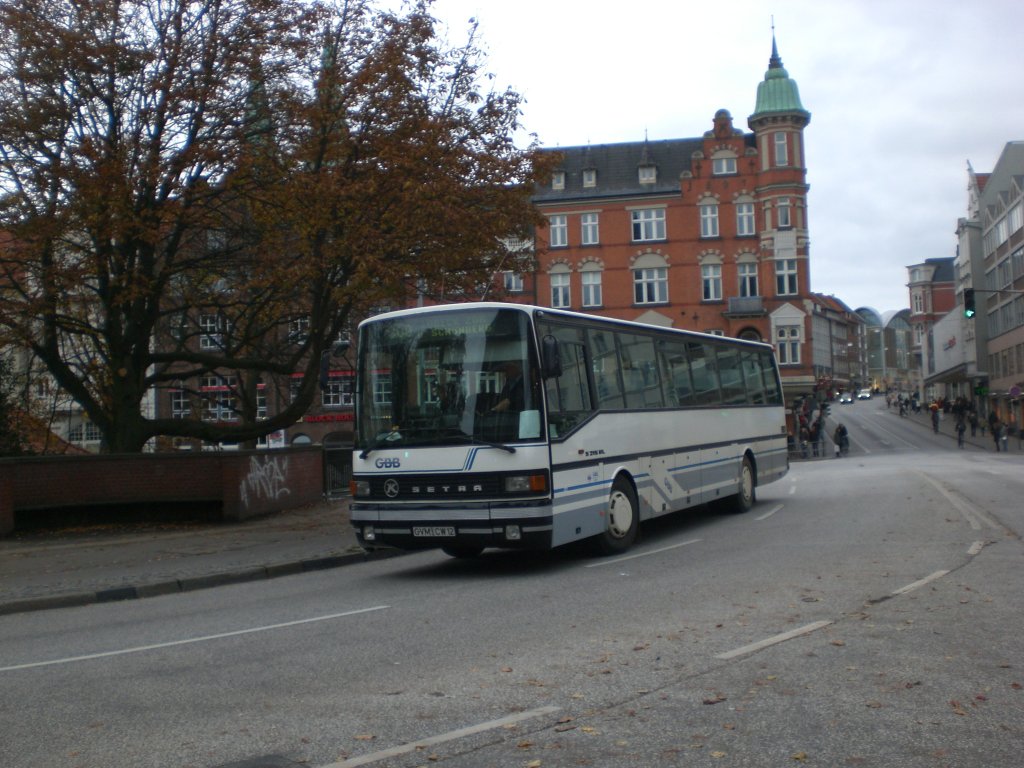 Setra S 200er-Serie auf Betriebsfahrt an der Haltestelle Holstentorplatz.