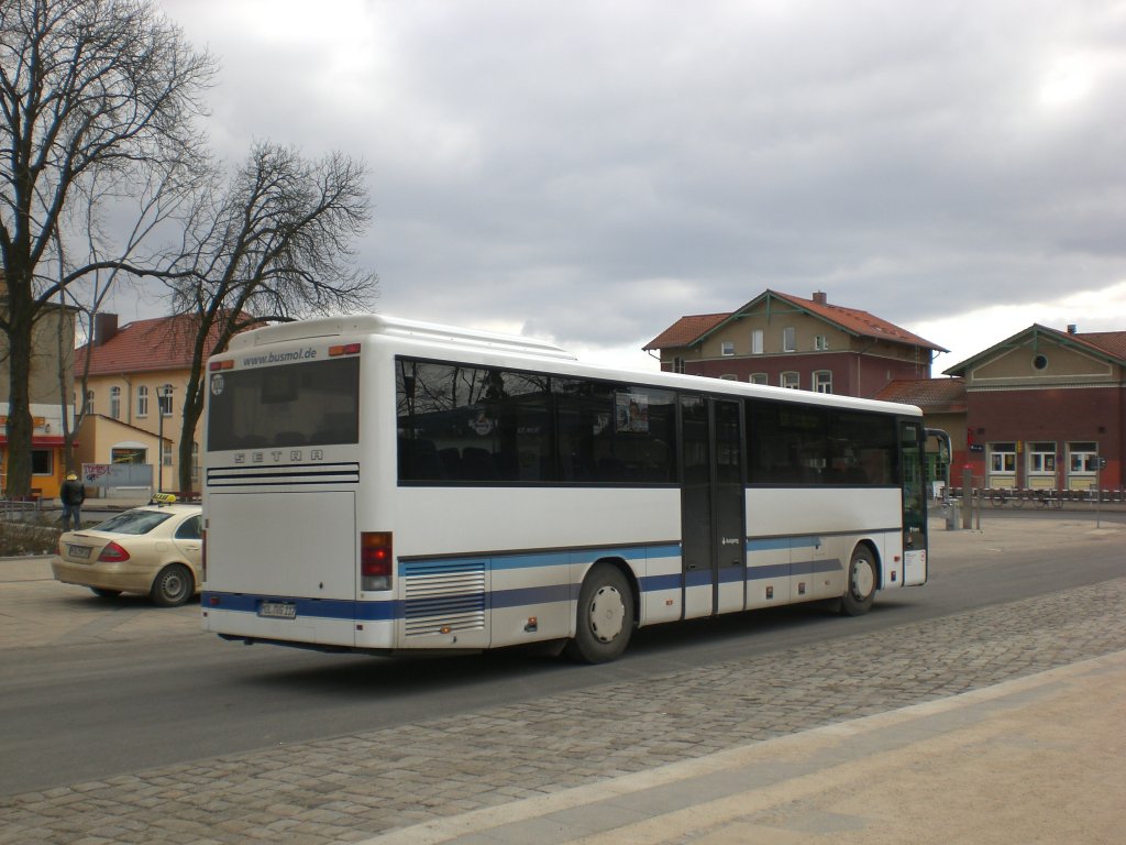 Setra S 300er-Serie auf Betriebsfahrt am S-Bahnhof Strausberg.