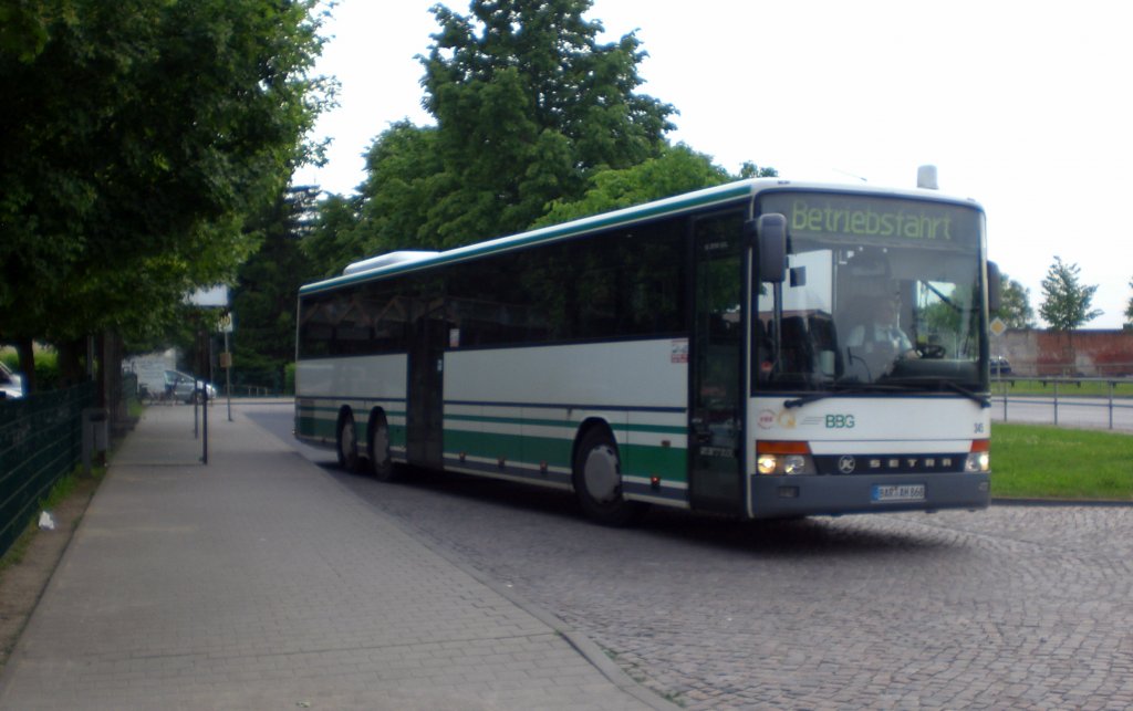 Setra S 300er-Serie auf Betriebsfahrt an der Haltestelle Schwanebeck Schule.