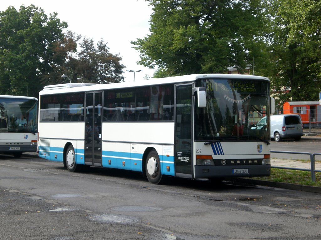 Setra S 300er-Serie auf der Linie 301 nach Demmin am ZOB/Bahnhof.