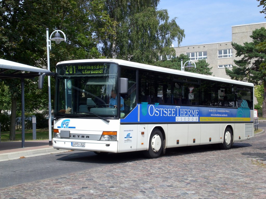 Setra S 300er-Serie auf der Linie 201 nach Heringsdorf am Bahnhof Seebad Ahlbeck. 

