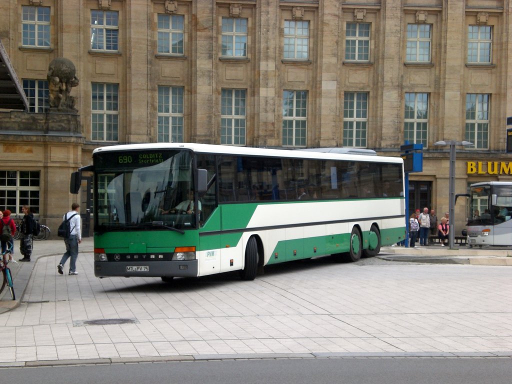 Setra S 300er-Serie auf der Linie 690 nach Colditz am Hauptbahnhof.