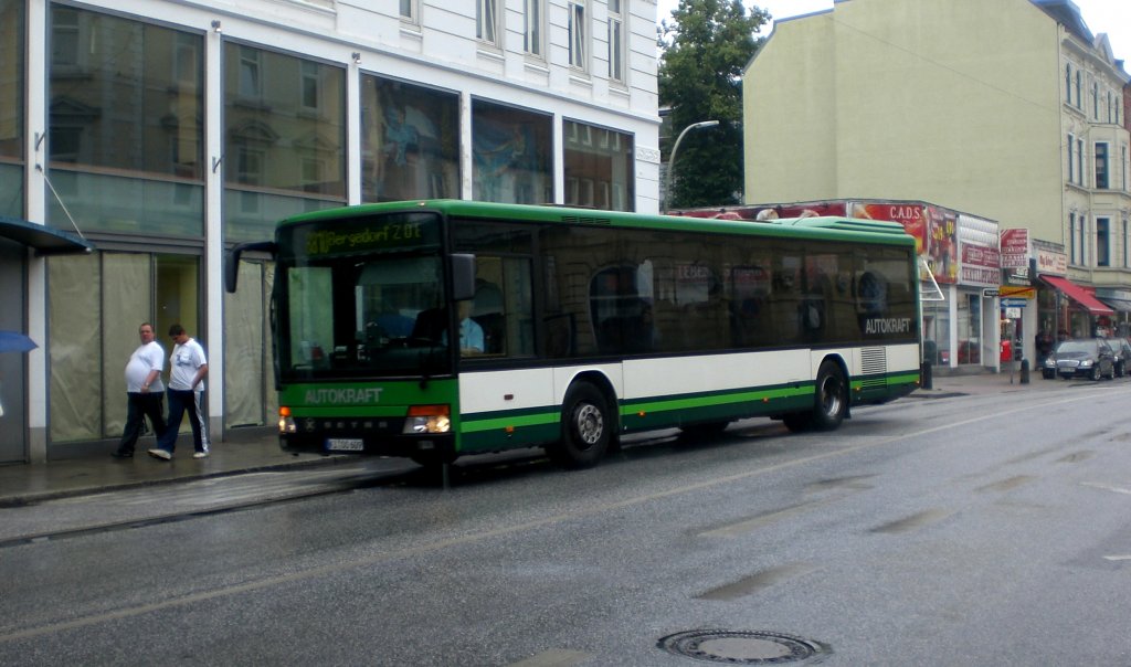 Setra S 300er-Serie NF auf der Linie 8810 am S-Bahnhof Bergedorf.