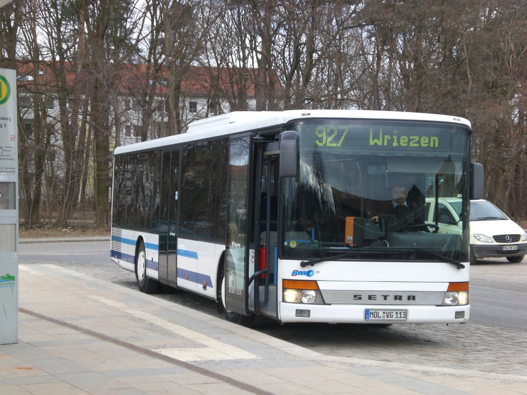 Setra S 300er-Serie NF auf der Linie 927 nach Wriezen am S-Bahnhof Strausberg.