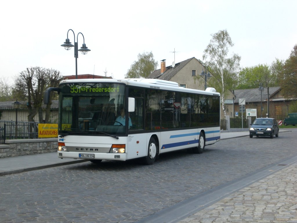 Setra S 300er-Serie NF auf der Linie 951 nach S-Bahnhof Fredersdorf an der Haltestelle Rdersdorf Marktplatz.
