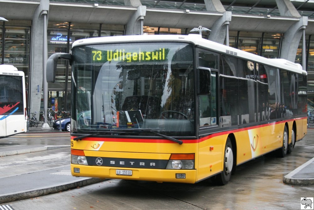 Setra S 300er Serie der PTT auf den Busbahnhof vor dem Bahnhof Luzern am 8. Oktober 2009.