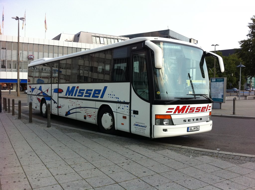 Setra S 315 GT, Missel (Ulm-Eggingen), PNV Ulm.

Kennzeichen: UL-M 914
Aufnahmeort: Ulm (ZOB)
Aufnahmedatum: 20.08.2011