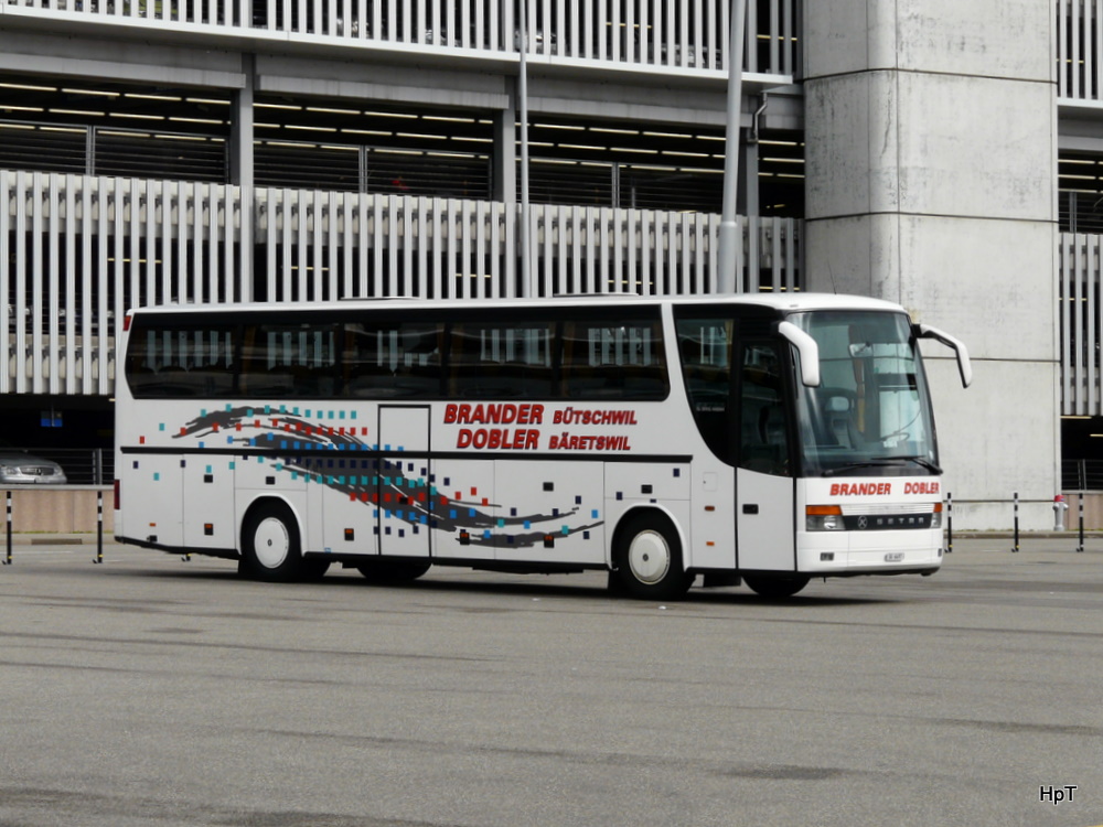 Setra S 315 HDH Reisecar bei den Reisecar Haltestellen im Flughafen Zrich am 10.07.2011