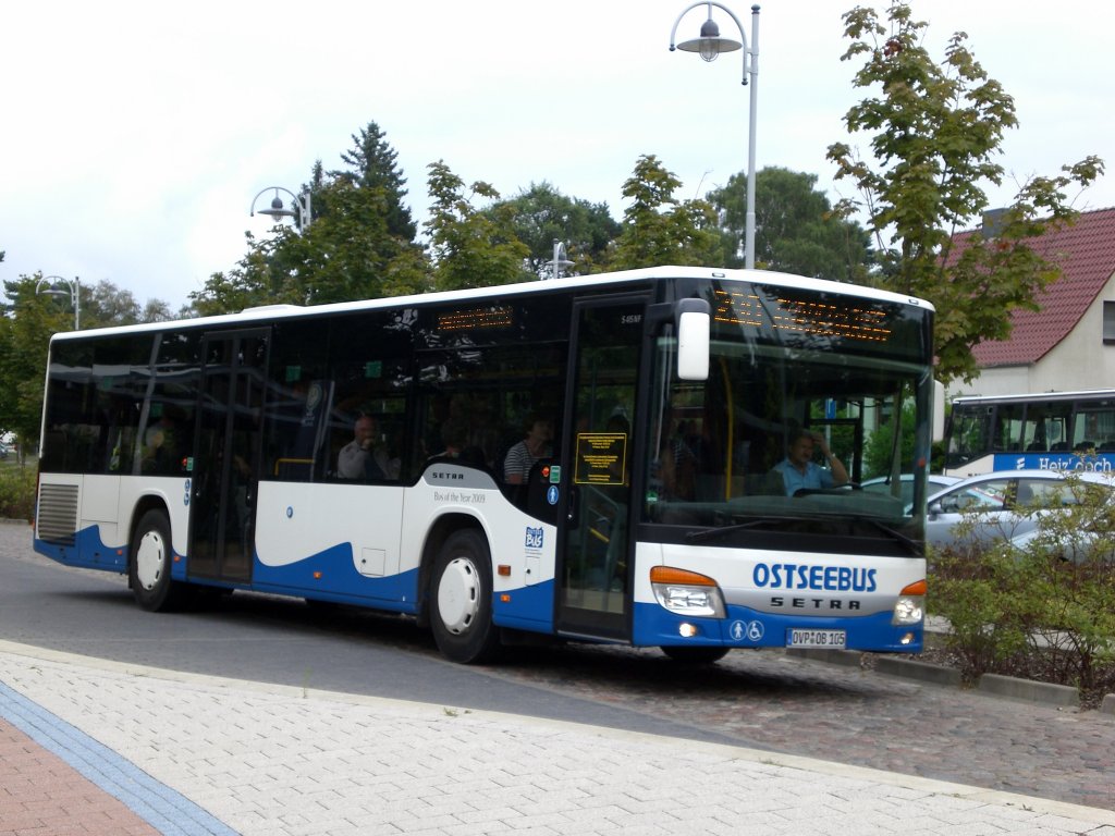 Setra S 400er-Serie NF (Multi Class) auf der Linie 290 nach Świnoujście am Bahnhof Seebad Ahlbeck.