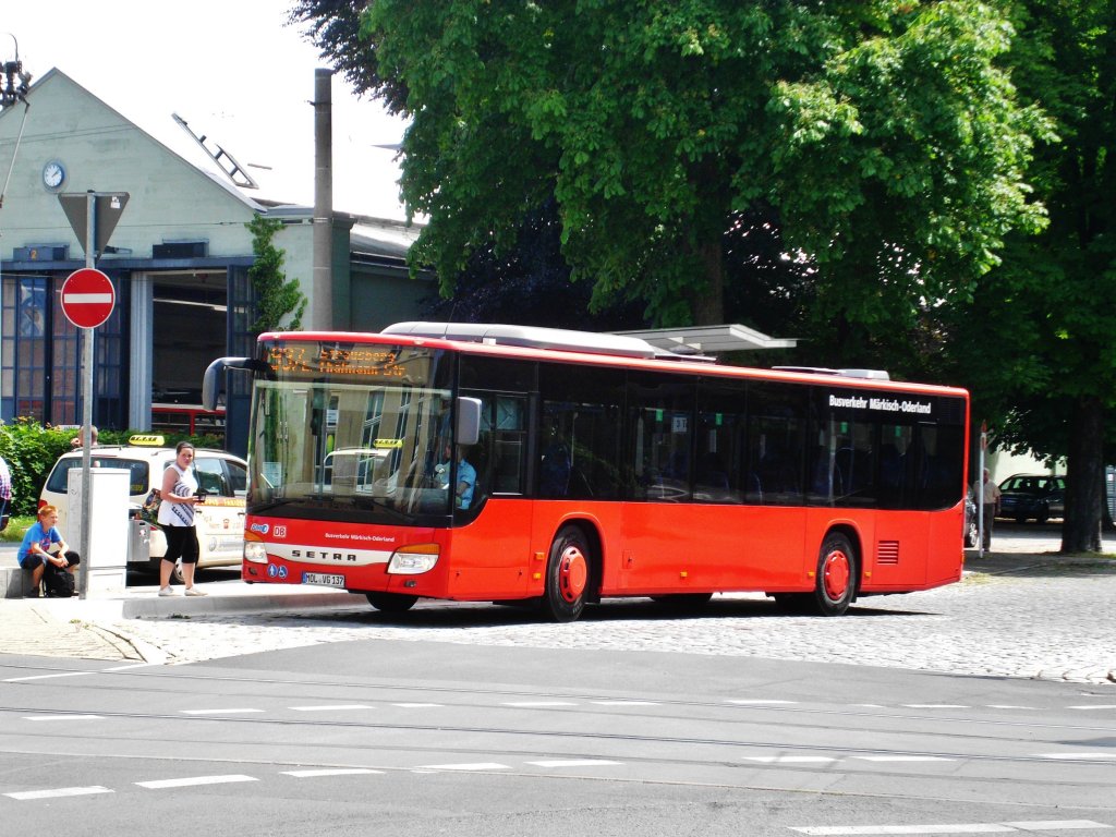 Setra S 400er-Serie NF (Multi Class) auf der Linie 937 nach Strausberg Ernst-Thlmann-Strae an der Haltestelle Strausberg Lustgarten.(18.6.2013) 