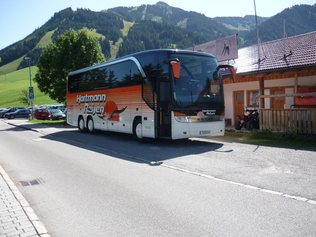 Setra S 415 HDH, auf dem Parkplatz in Tannheim/Tirol von Hartmann-Reisen aus Oberndorf.