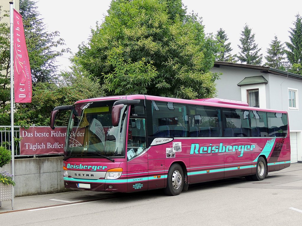 SETRA S 415UL von Reisberger-Reisen wartet vorm Hotel Kaiserhof, in welchem sich die Fahrgste gerade am Frhstcksbuffet strken; 130706