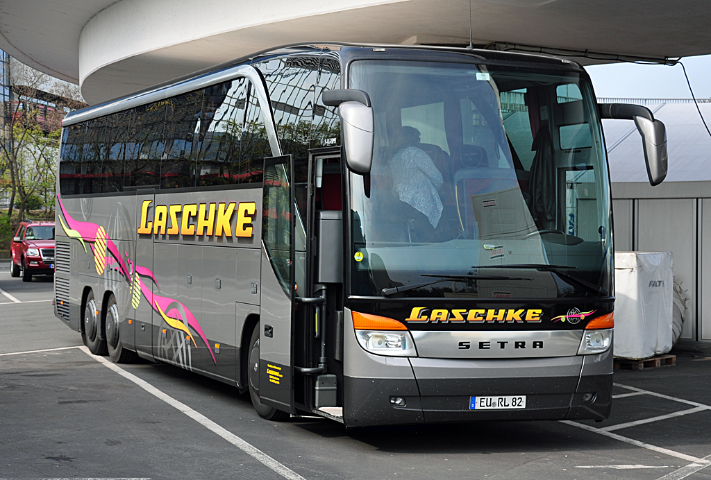 Setra S 416 HDH  Laschke Busreisen  auf dem Busparkplatz am Flughafen Frankfurt - 14.04.2012