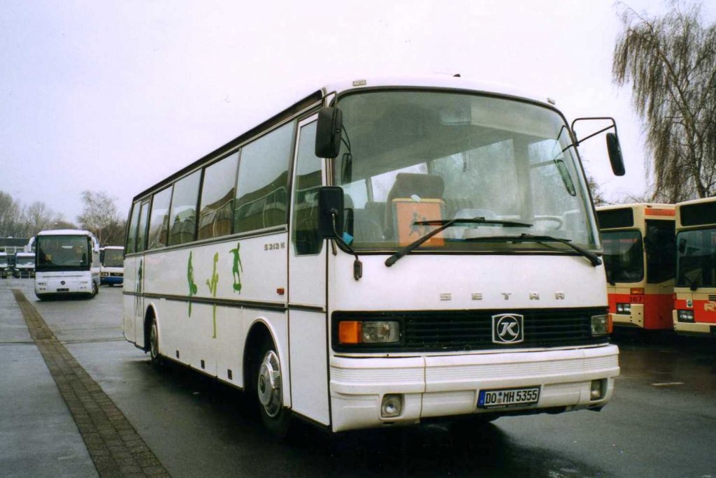 Setra S211 H, aufgenommen im Januar 2002 auf dem Gelnde der Evobus NL Dortmund.