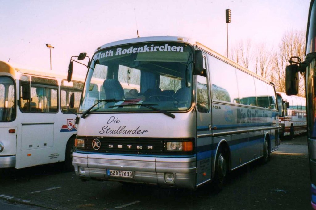 Setra S211 H, aufgenommen im Mrz 2002 auf dem Parkplatz der Westfalenhallen in Dortmund.