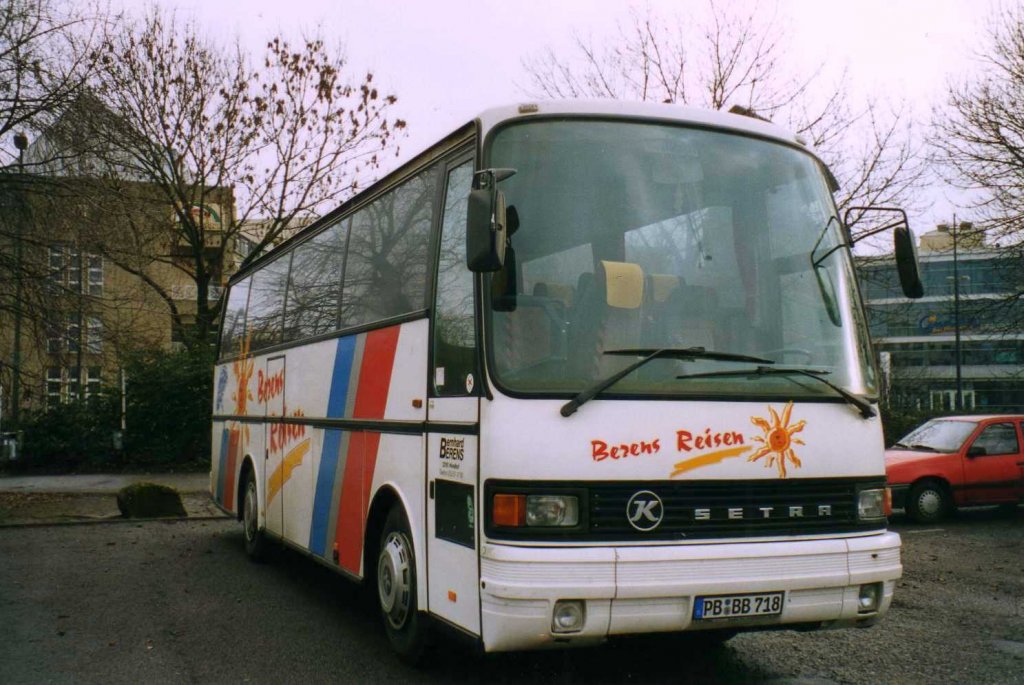 Setra S211 HD, aufgenommen im Januar 2002 am Dortmunder Hauptbahnhof.