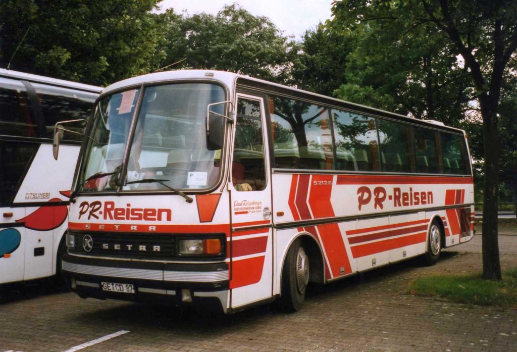 Setra S212 H, aufgenommen im Mai 1998 auf dem Parkplatz der Westfalenhallen in Dortmund.
