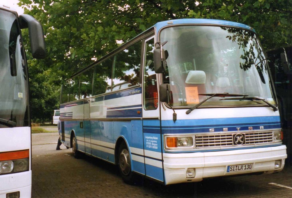 Setra S214 HD, aufgenommen im August 1999 auf dem Parkplatz der Westfalenhallen in Dortmund.