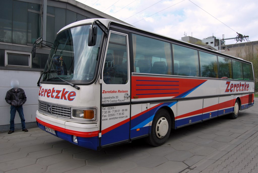 Setra S215 H von Zeretzke Reisen. Aufgenommen am 11.04.2010 auf dem Betriebshof von Zeretzke Reisen in Castrop Rauxel whrend der ersten Dortmunder Fotosonderfahrt.