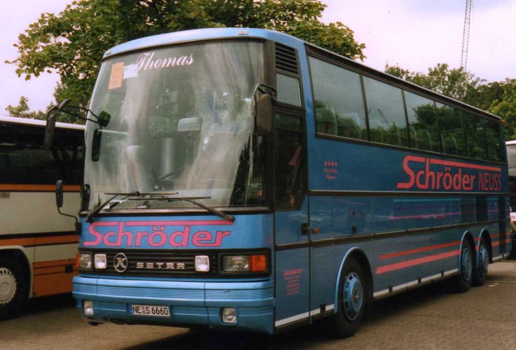 Setra S215 HDH, aufgenommen im August 1998 auf dem Parkplatz der Westfalenhallen in Dortmund.