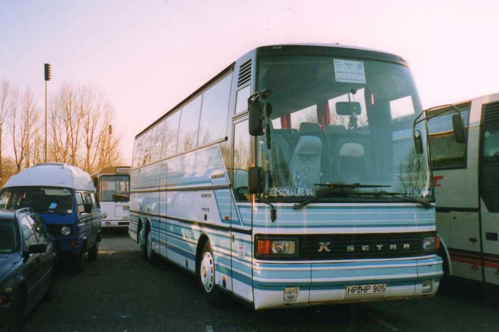 Setra S215 HDH, aufgenommen im Mrz 2002 auf dem Parkplatz der Westfalenhallen in Dortmund.