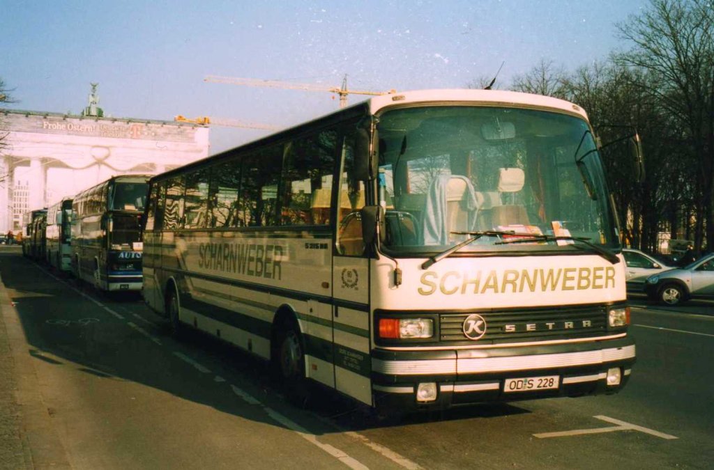 Setra S215 HR, aufgenommen im April 2002 am Brandenburger Tor in Berlin.