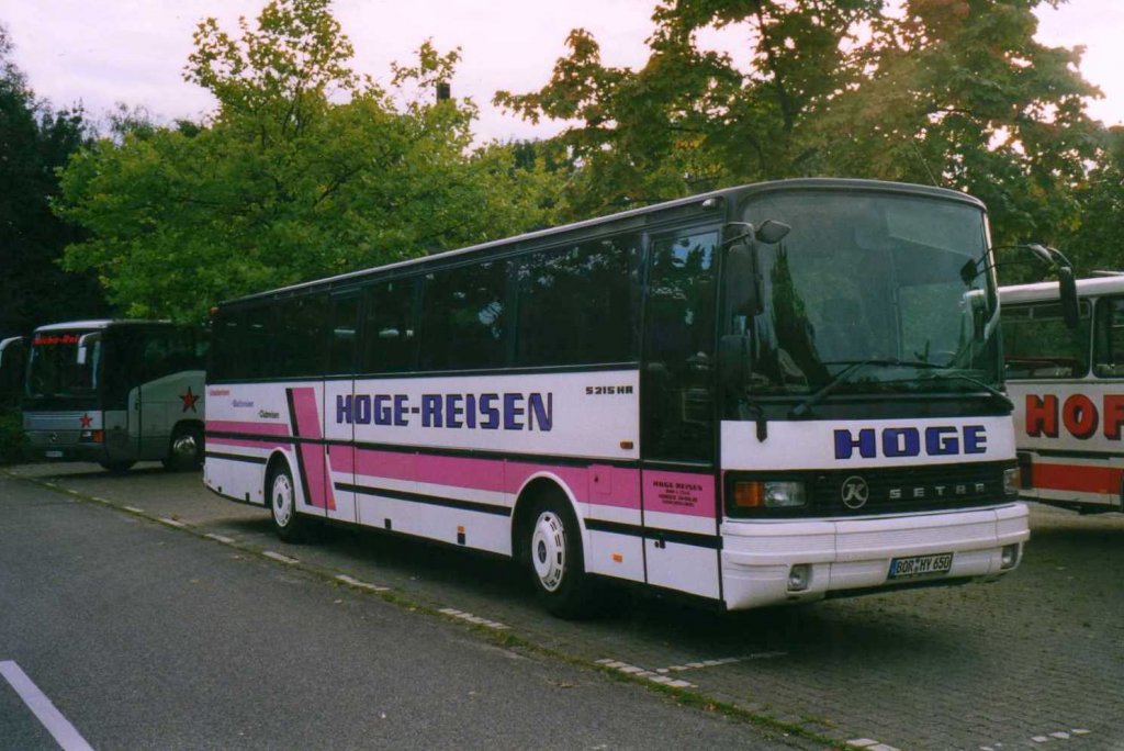 Setra S215 HR, aufgenommen im September 2002 auf dem Parkplatz der Westfalenhallen in Dortmund.