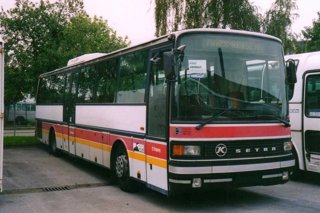 Setra S215 UL, aufgenommen im Mai 2002 im GWZ der Evobus NL Dortmund.