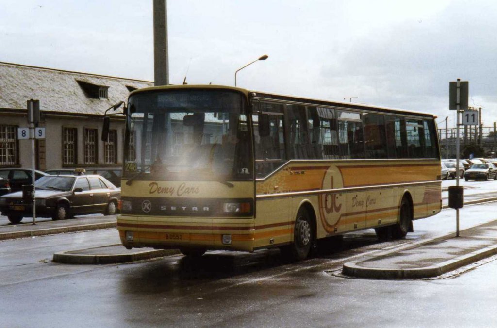 Setra S215 UL, aufgenommen im Oktober 1997 in Luxemburg am Hauptbahnhof.