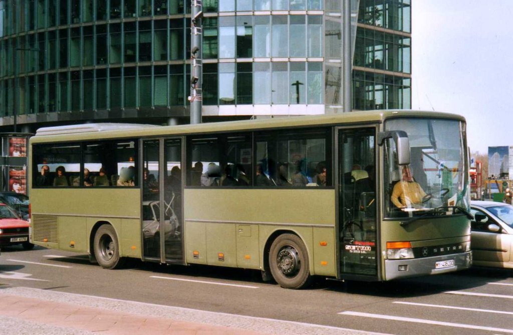 Setra S313 UL der Bundeswehr, aufgenommen im April 2002 am Potsdamer Platz in Berlin.