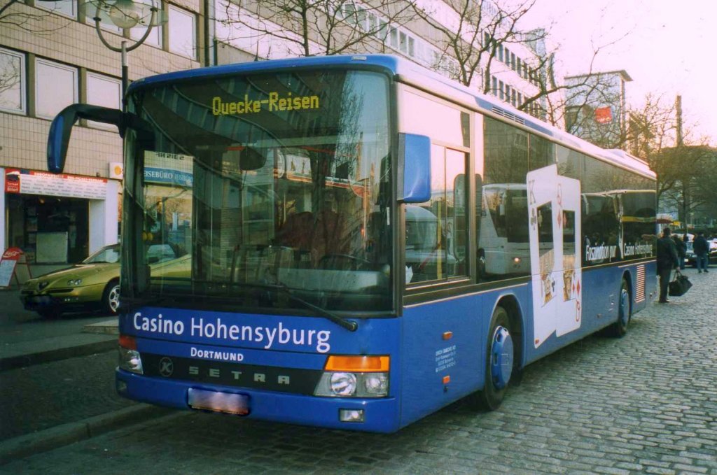 Setra S315 NF von Quecke Reisen im Auftrag der DSW21, aufgenommen im April 2002 am ZOB in Dortmund.