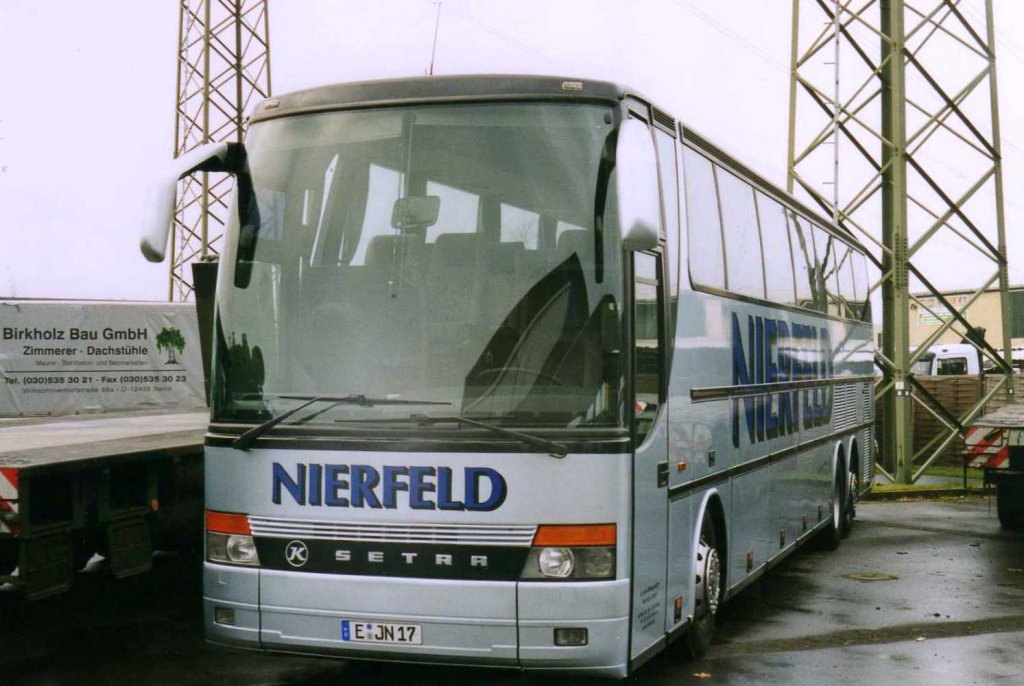 Setra S317 HDH/3, aufgenommen im Januar 2002 auf dem Gelnde der Evobus NL Dortmund.