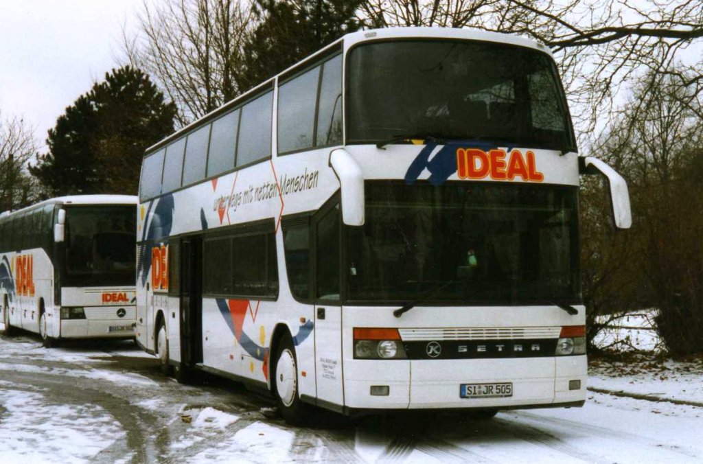 Setra S328 DT, aufgenommen im Februar 1999 auf dem Parkplatz der Westfalenhallen in Dortmund.