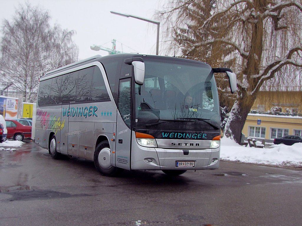 SETRA S411HD vom Busunternehmen Weidinger steuert den Bahnhofsvorplatz in Ried i.I. an;100212