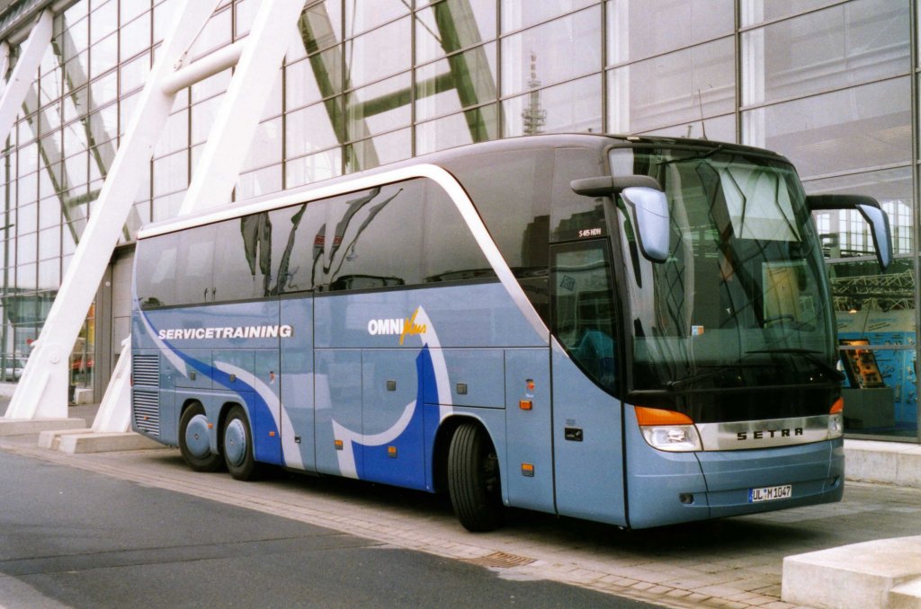 Setra S415 HDH, aufgenommen auf der IAA 2002 in Hannover.