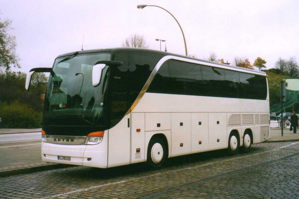 Setra S415 HDH, aufgenommen im November 2002 an den Landungsbrck St. Pauli / Hamburg.