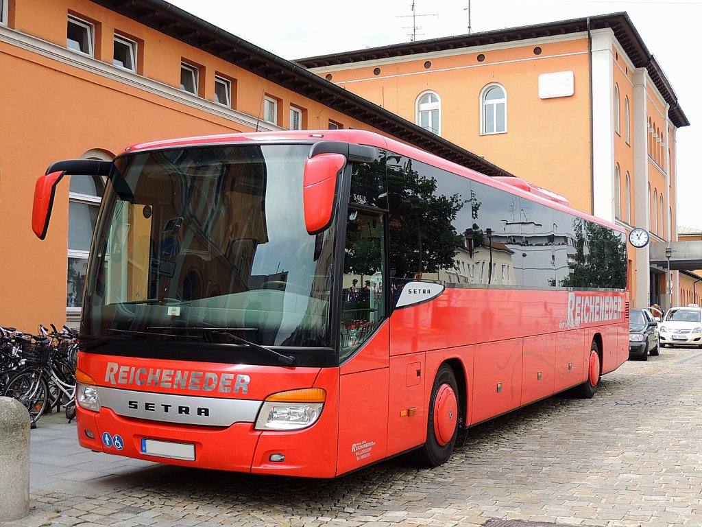 SETRA-S416UL von Reicheneder Reisen am Bahnhofvorplatz von Passau; 130629